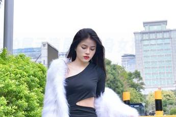 魔镜街拍展示清晨的健身女神，高清版让人怀念睡觉的快乐。